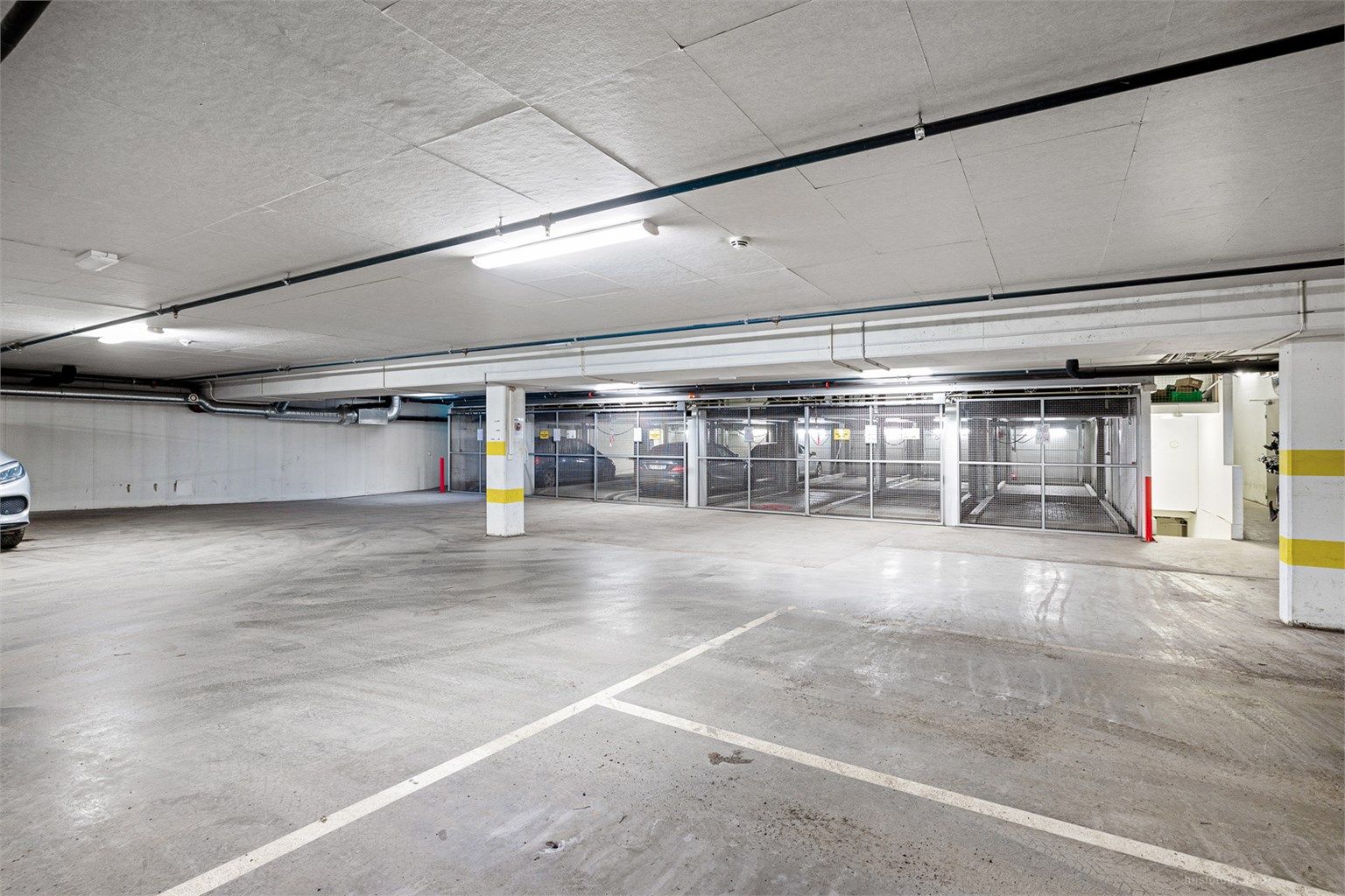 Leiligheten har midlertidig enerett (01.01.2048) på en parkeringsplass i felles helautomatisk garasjeanlegg.