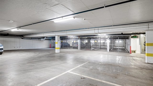 Leiligheten har midlertidig enerett (01.01.2048) på en parkeringsplass i felles helautomatisk garasjeanlegg.
