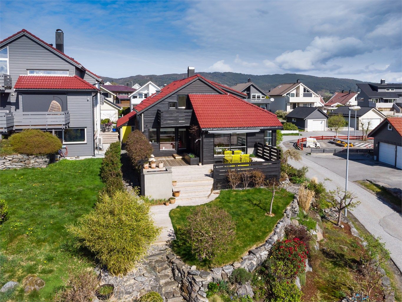 Velkommen til Larsgårdsalleen 28, en tiltalende enebolig beliggende i et attraktivt boligområde i Larsgården - presentert av Eiendomsmegler Harald Osdal