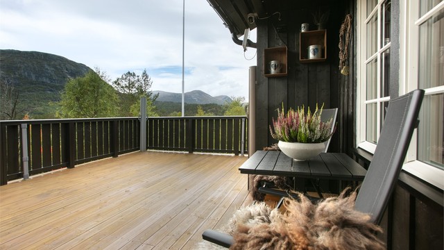 Fra terrassen er det åpent utsyn mot fjellene og omkringliggende skog.