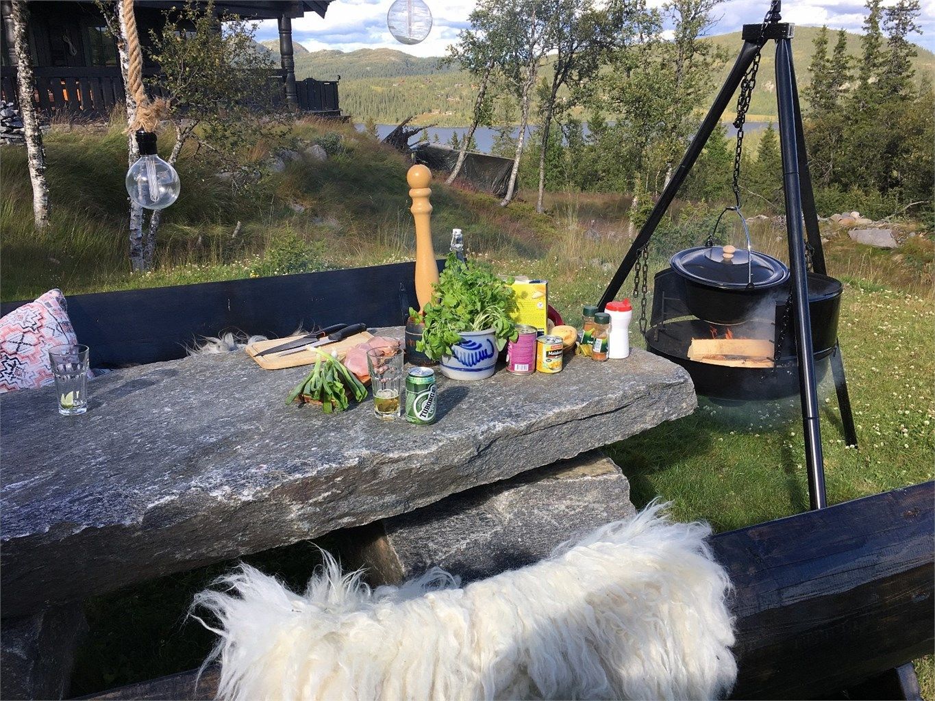 Her kan man lage mat ute og nyte lange sommerkvelder med utsikt over vannet.
