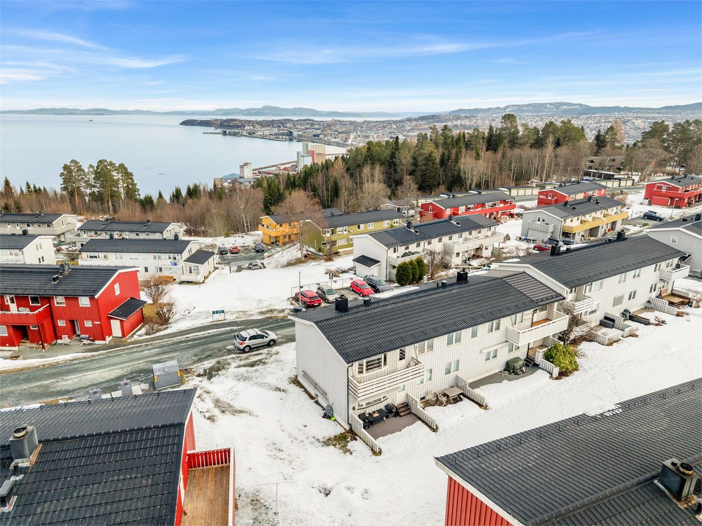 Eiendommen ligger tilbaketrukket i et stille boligstrøk med lite gjennomgangstrafikk. Området byr på en fin kombinasjon av bynær beliggenhet og nærhet til grønne omgivelser, perfekt for deg som ønsker en rolig hverdag uten å gi slipp på byens tilbud.