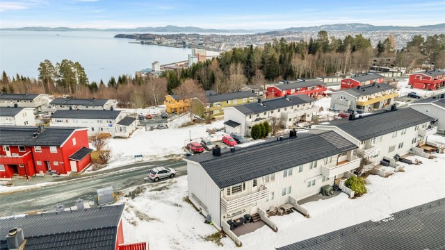 Eiendommen ligger tilbaketrukket i et stille boligstrøk med lite gjennomgangstrafikk. Området byr på en fin kombinasjon av bynær beliggenhet og nærhet til grønne omgivelser, perfekt for deg som ønsker en rolig hverdag uten å gi slipp på byens tilbud.