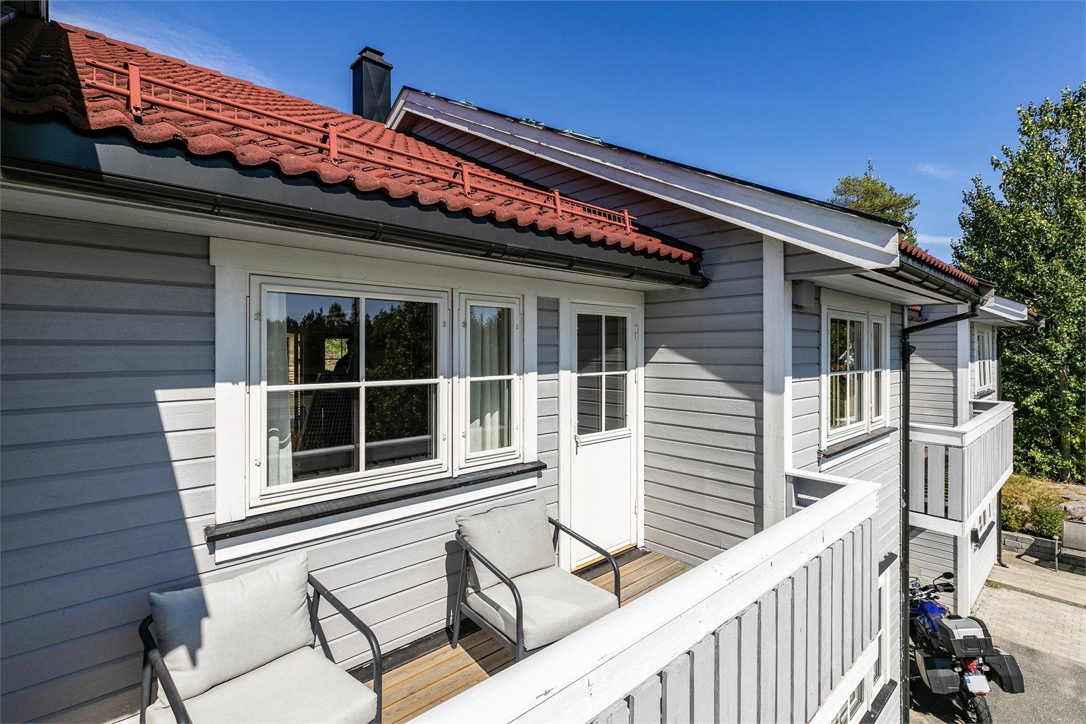 Balkongen og plattingen under er begge solfylt første del av dagen.