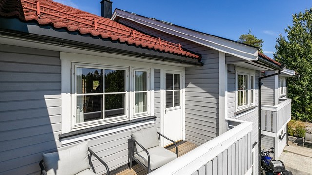 Balkongen og plattingen under er begge solfylt første del av dagen.