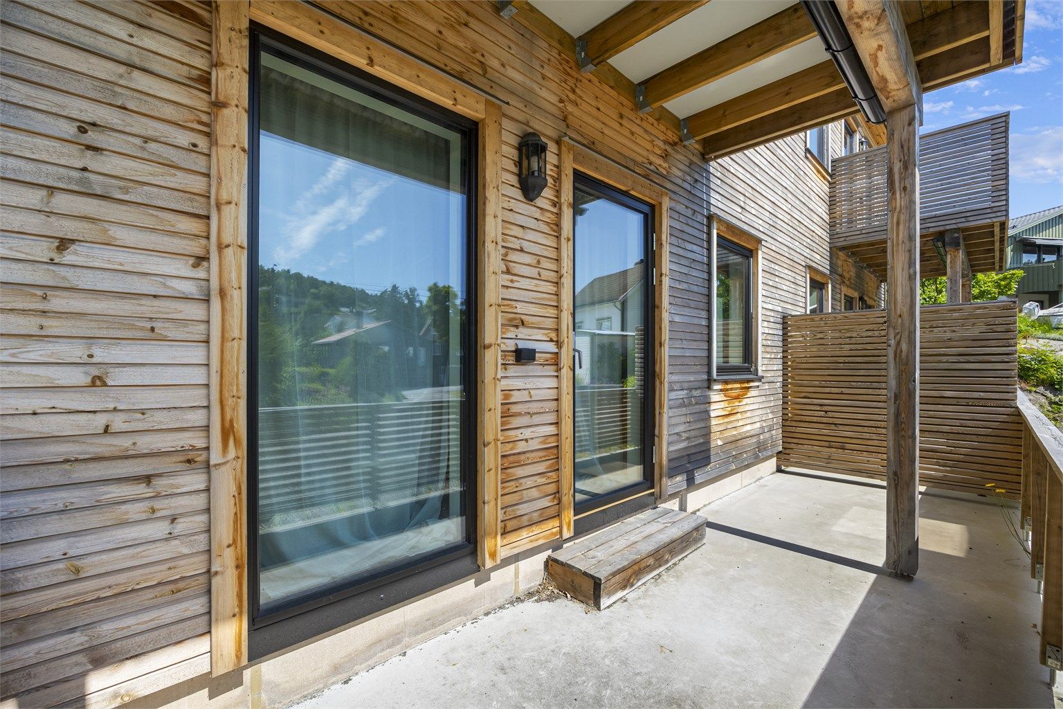 Fra stuen er det direkte utgang til egen markterrasse.