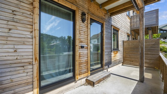 Fra stuen er det direkte utgang til egen markterrasse.