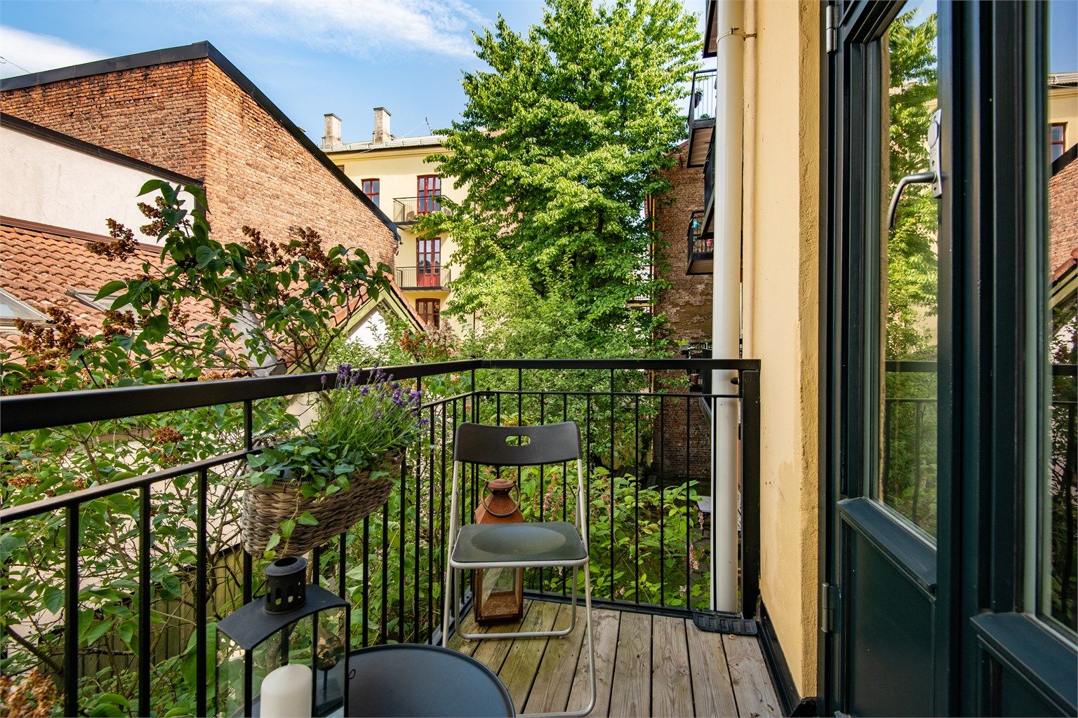 Velkommen til en 3-roms leilighet i klassisk bebyggelse sentralt på Grünerløkka. 
