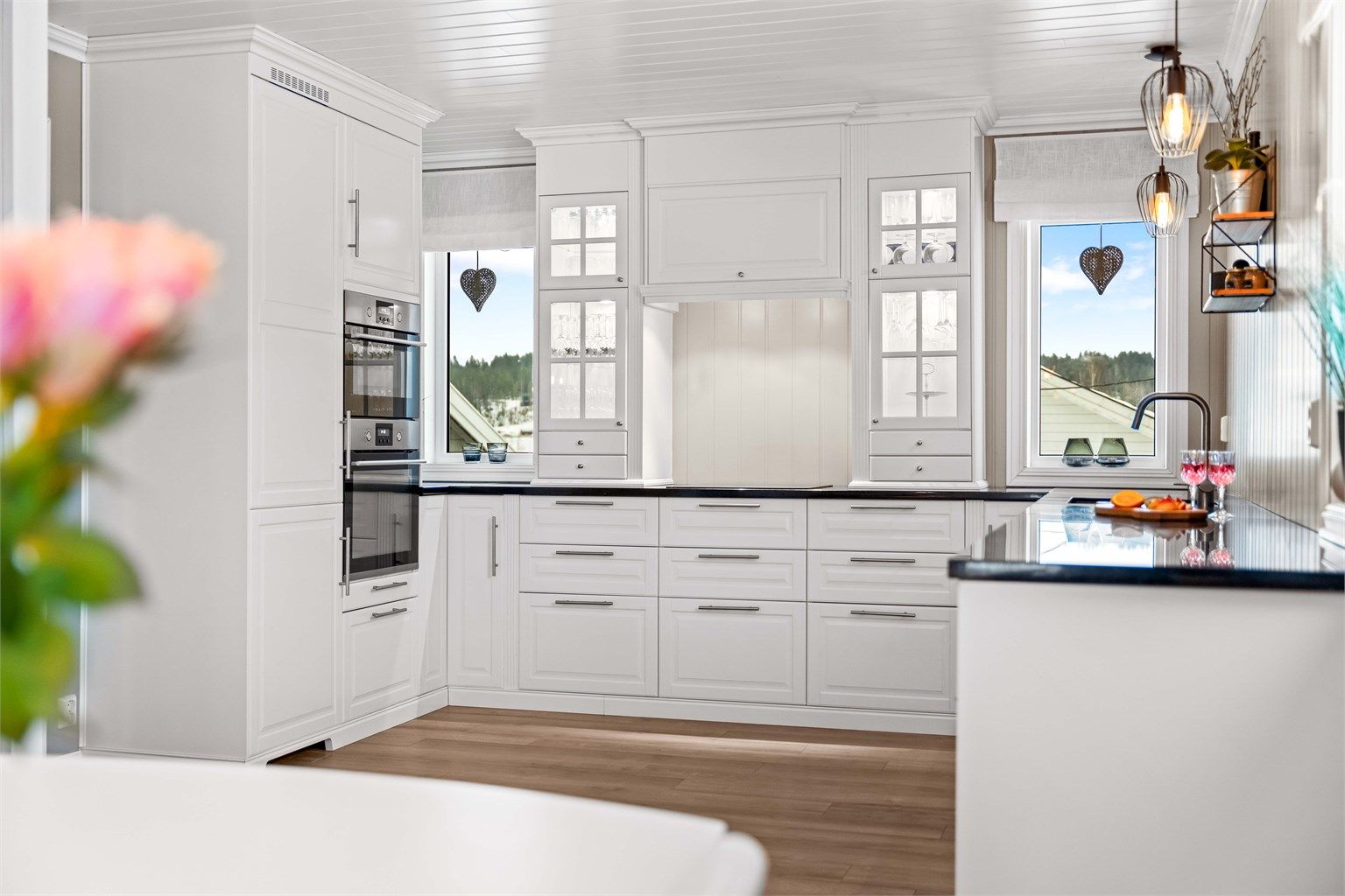 Kjøkkenet er lyst og herskapelig med integrerte hvitevarer. 