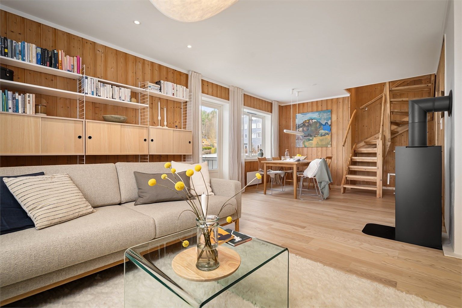 Stuen er romslig og gir mulighet for flere soner