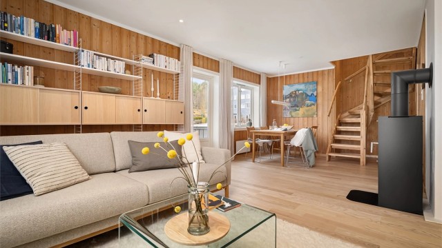 Stuen er romslig og gir mulighet for flere soner