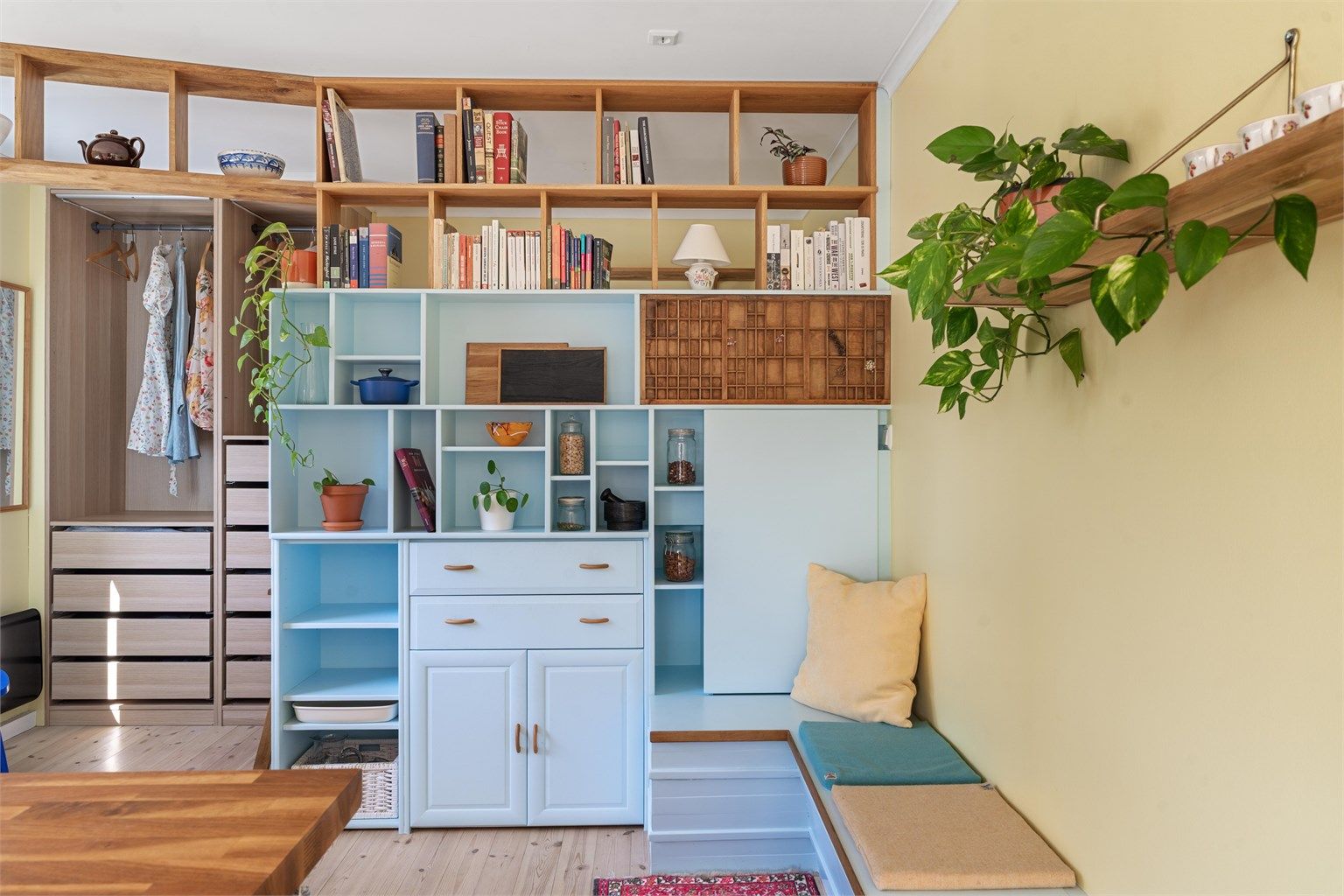 Leilighetens unike karakter fremheves av den stedsbygde innredningen, designet og utført av en utdannet møbelsnekker for optimal utnyttelse av plassen.
Foto: Martin Nordbø