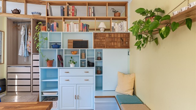 Leilighetens unike karakter fremheves av den stedsbygde innredningen, designet og utført av en utdannet møbelsnekker for optimal utnyttelse av plassen.
Foto: Martin Nordbø