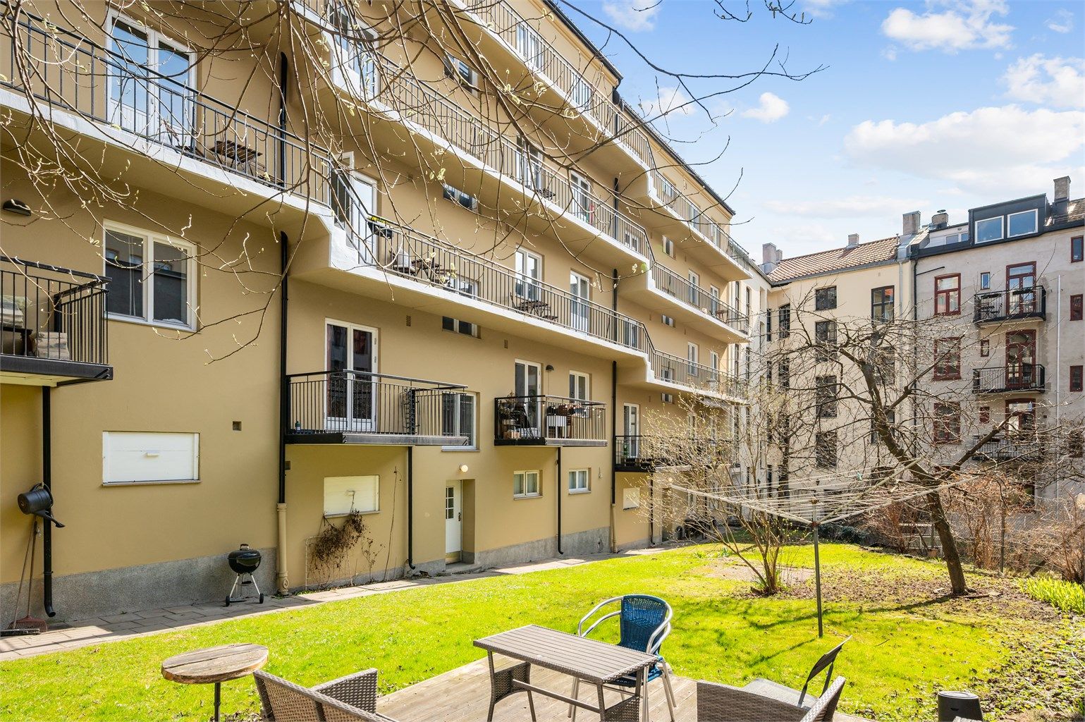 Bygården fra 1929 har et skjermet og hyggelig gårdsrom for beboerne.