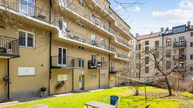 Bygården fra 1929 har et skjermet og hyggelig gårdsrom for beboerne.