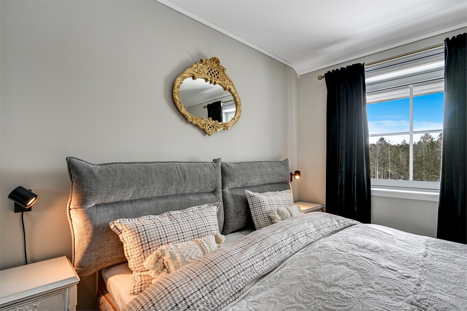 Soverommet er malt i en lun farge. 