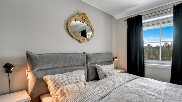 Soverommet er malt i en lun farge.