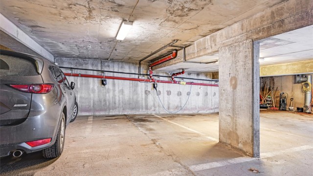Boligen disponerer én parkeringsplass og en sportsbod i felles garasjekjeller.