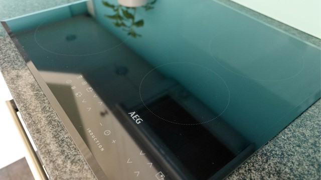 Eksklusiv granittbenkeplate med underlimt vask og integrert platetopp gir et både elegant og funksjonelt uttrykk.