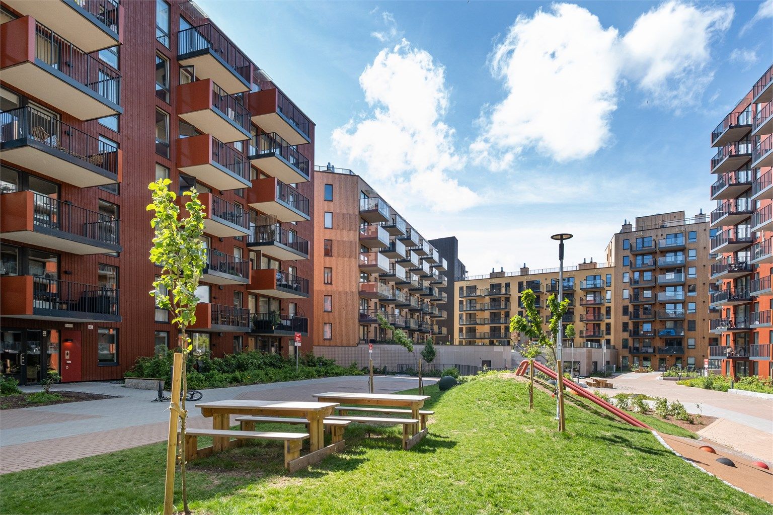 Leiligheten befinner seg i et attraktivt og sentralt område i Lørenskog rett ved Triaden storsenter.