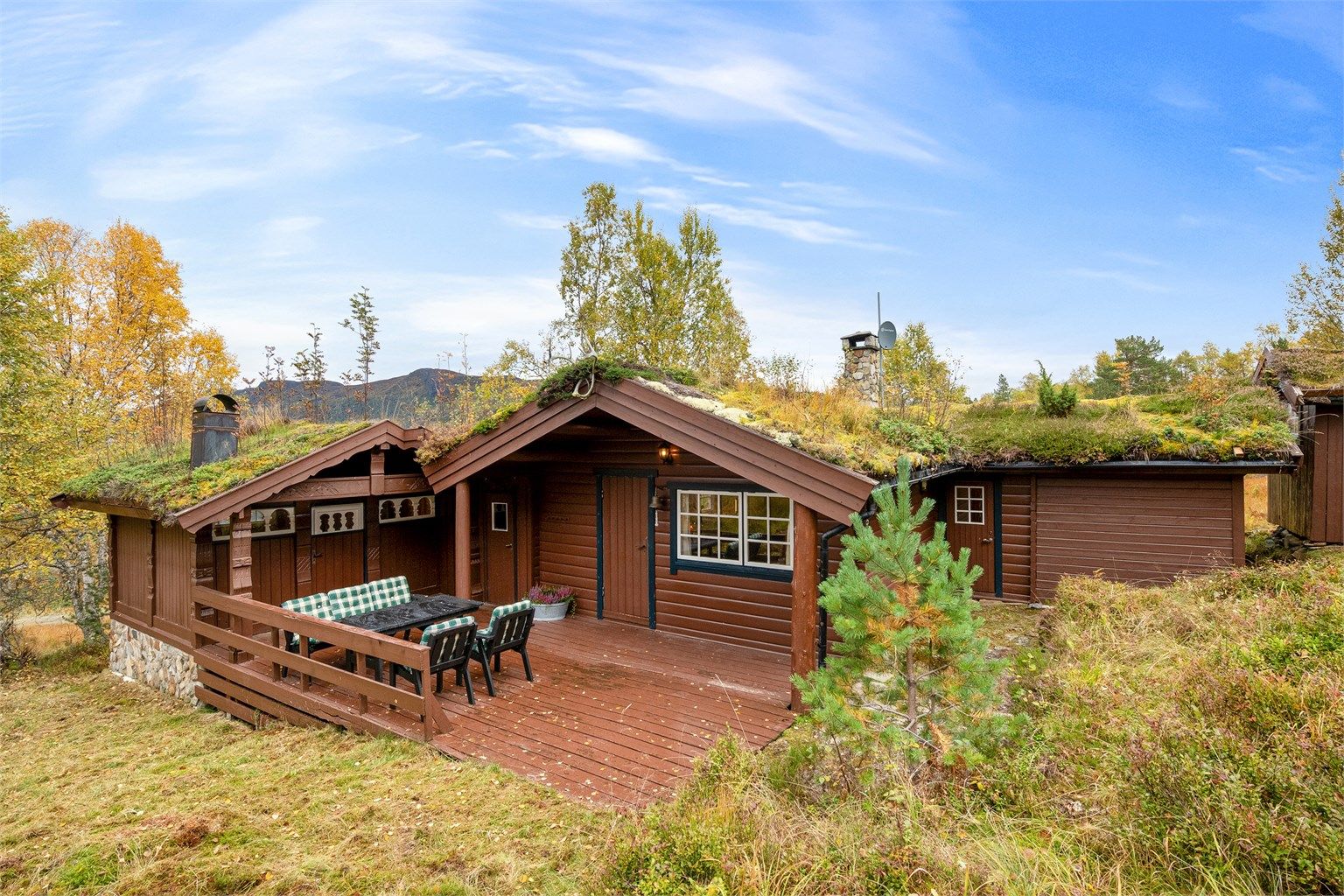 Fra terrassen har du utsikt mot det omkringliggende fjellandskapet.
