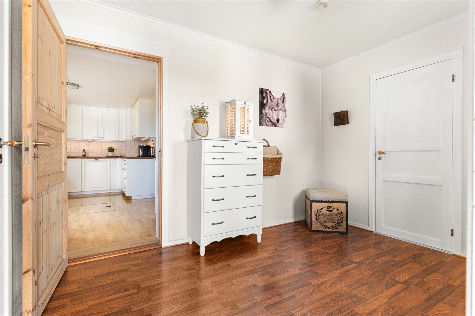 Entré, 1 etasje. Her er det god plass til garderobe og oppbevaring av yttertøy. 