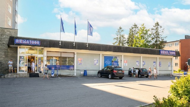 Rema 100 ligger få minutter unna til fots.