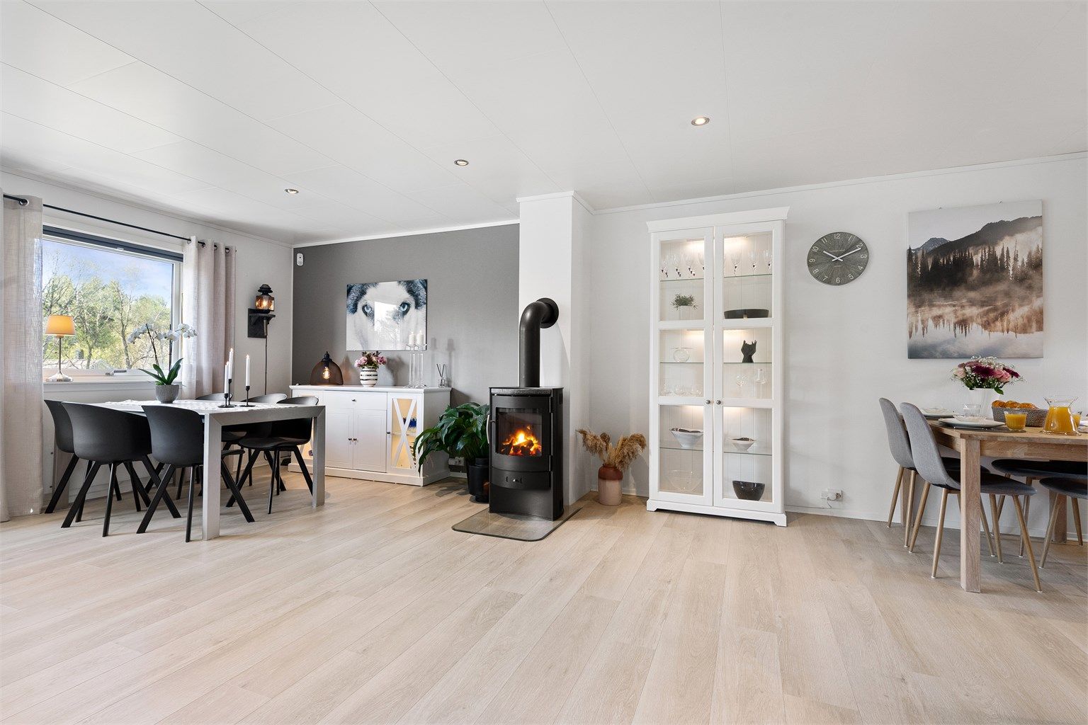 Stuen er romslig og gir fleksibilitet for møblering, med god plass til både sofagruppe og flere spiseplasser.