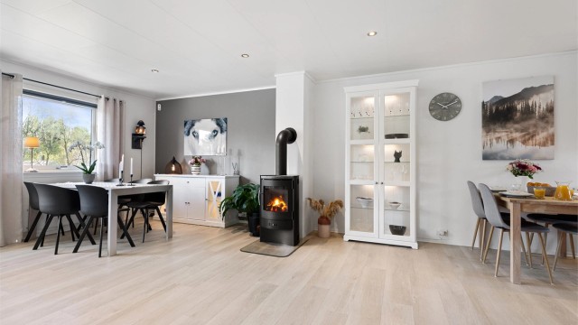 Stuen er romslig og gir fleksibilitet for møblering, med god plass til både sofagruppe og flere spiseplasser.
