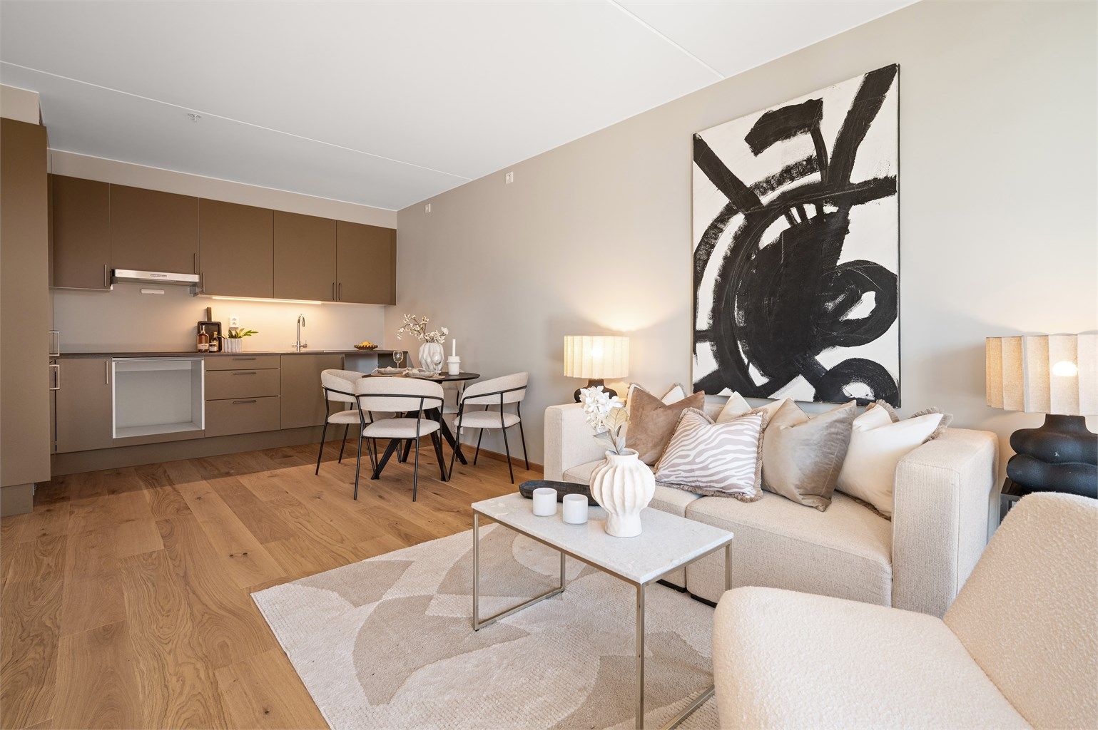 Åpen kjøkkenløsning med god plass til spisebord og sosialt samvær.