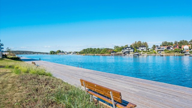 En godt oppmerket kyststi starter like ved og inviterer til flotte turer.