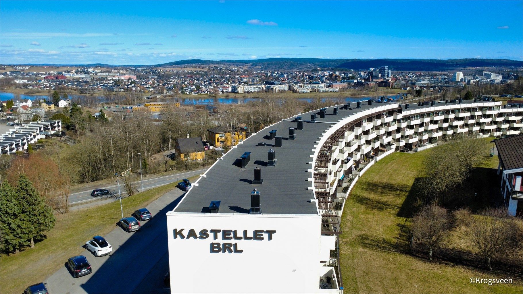 Leiligheten ligger høyt og fritt i 4. etasje, med utsikt over nærområdet og mot Lillestrøm. Det tar ca. 10 minutter å sykle til Lillestrøm stasjon som igjen tar deg videre til Oslo eller Gardemoen på snaue 10 minutter