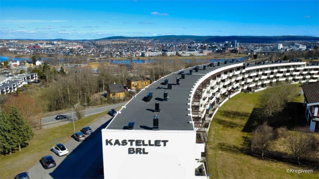 Leiligheten ligger høyt og fritt i 4. etasje, med utsikt over nærområdet og mot Lillestrøm. Det tar ca. 10 minutter å sykle til Lillestrøm stasjon som igjen tar deg videre til Oslo eller Gardemoen på snaue 10 minutter