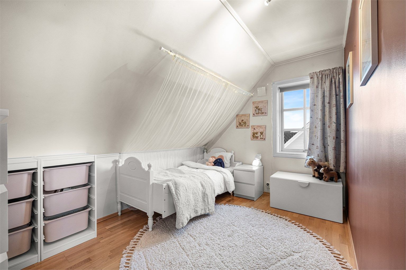 Et av de tre soverommene i andre etasje, perfekt som barnerom.