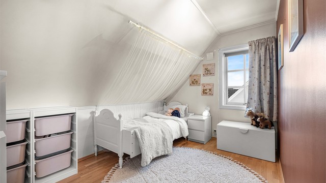 Et av de tre soverommene i andre etasje, perfekt som barnerom.