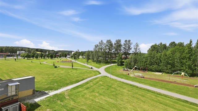 Gode bussforbindelser fra Skjetten senter, som ligger like ved.