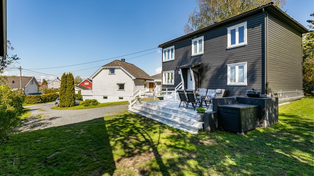 Tomten er eiet og angitt til 495 kvm. Det er tinglyst adkomstrett over 15A, på privat stikkvei med felles vedlikeholdsansvar.