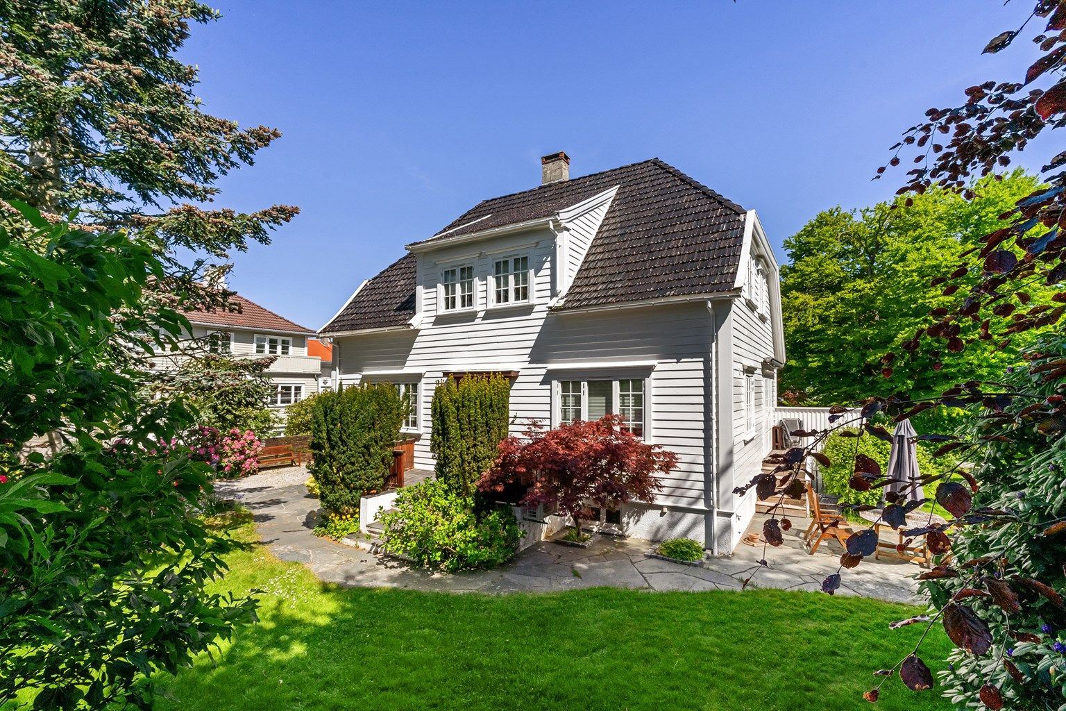 Ærverdig enebolig over 4 plan. Romslig tomt, nydelig hage, 4 sov, 2 bad, carport, kjeller på 78 kvm. Like ved Mosvannet.