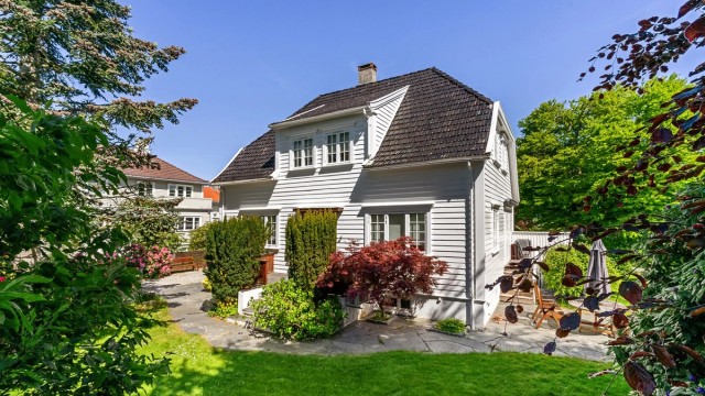 Ærverdig enebolig over 4 plan. Romslig tomt, nydelig hage, 4 sov, 2 bad, carport, kjeller på 78 kvm. Like ved Mosvannet.