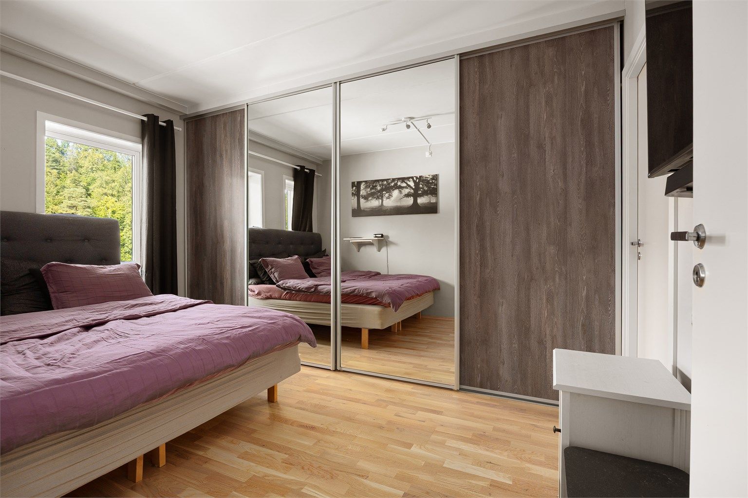 Integrert skyvedørsgarderobe tilbyr godt med lagringsplass