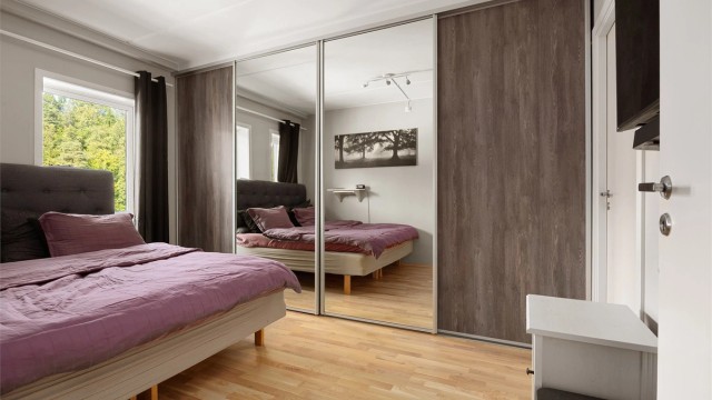 Integrert skyvedørsgarderobe tilbyr godt med lagringsplass