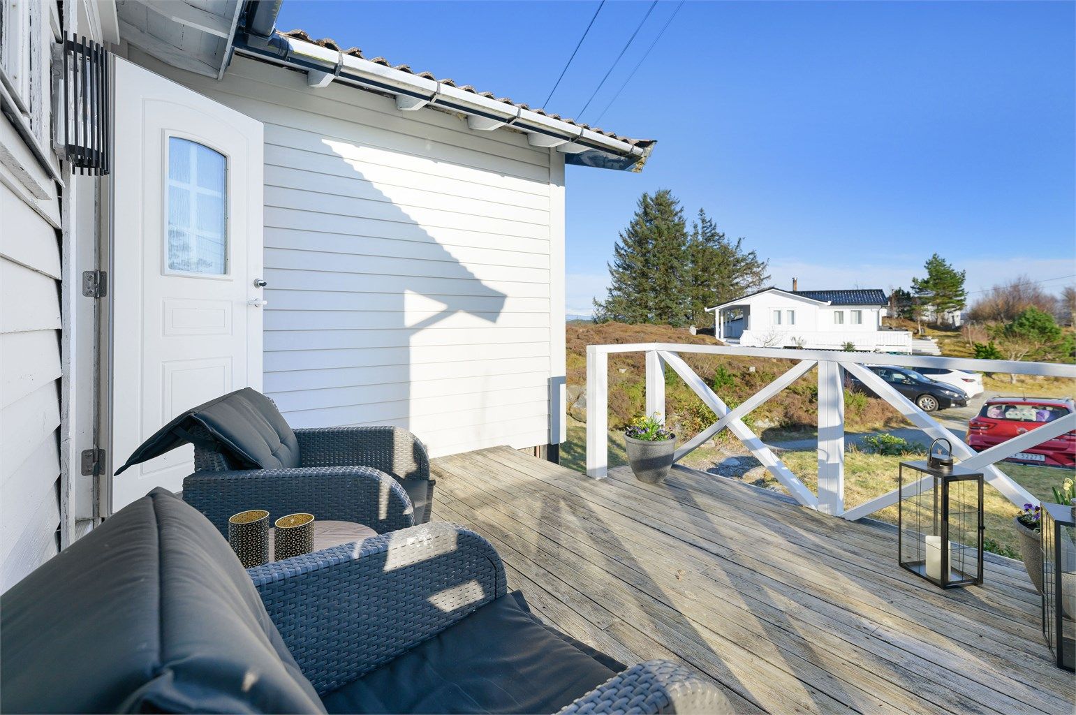 Koselig platting ved inngangspartiet