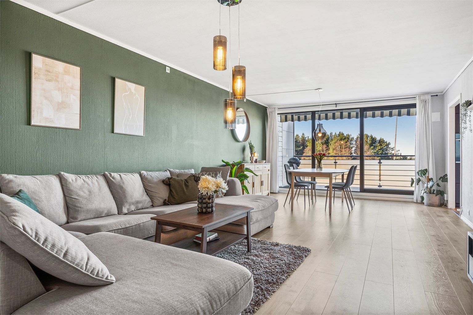 Romslig stue på ca. 40 kvm. med god plass til sofagruppe og spisestue