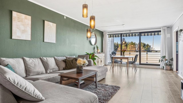 Romslig stue på ca. 40 kvm. med god plass til sofagruppe og spisestue