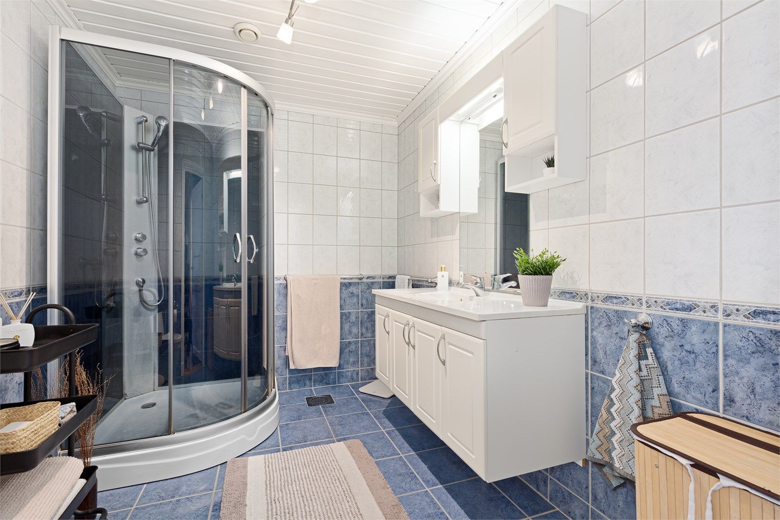 Badet i andre etasje har flislagte overflater og varmekabler i gulv. Her er det kommentert i tilstandsrapport TG3, da det er vanskelig tilgang til sluk som er under dusjkabinett.