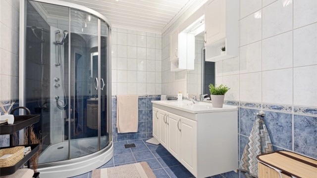 Badet i andre etasje har flislagte overflater og varmekabler i gulv. Her er det kommentert i tilstandsrapport TG3, da det er vanskelig tilgang til sluk som er under dusjkabinett.