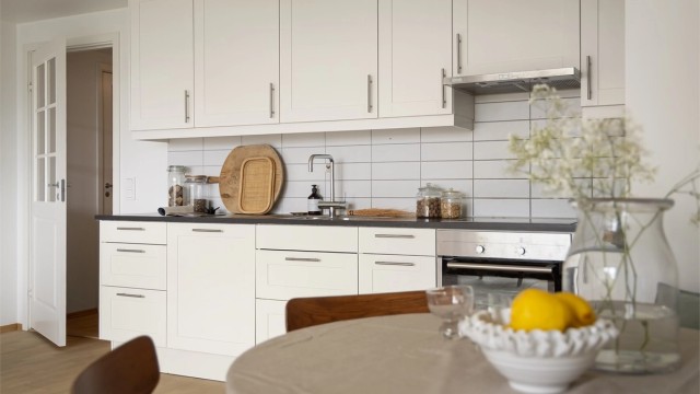 Kjøkkeninnredningen er tidløs og elegant med benkeplate i laminat, nedfelt oppvaskkum og ett-greps armatur