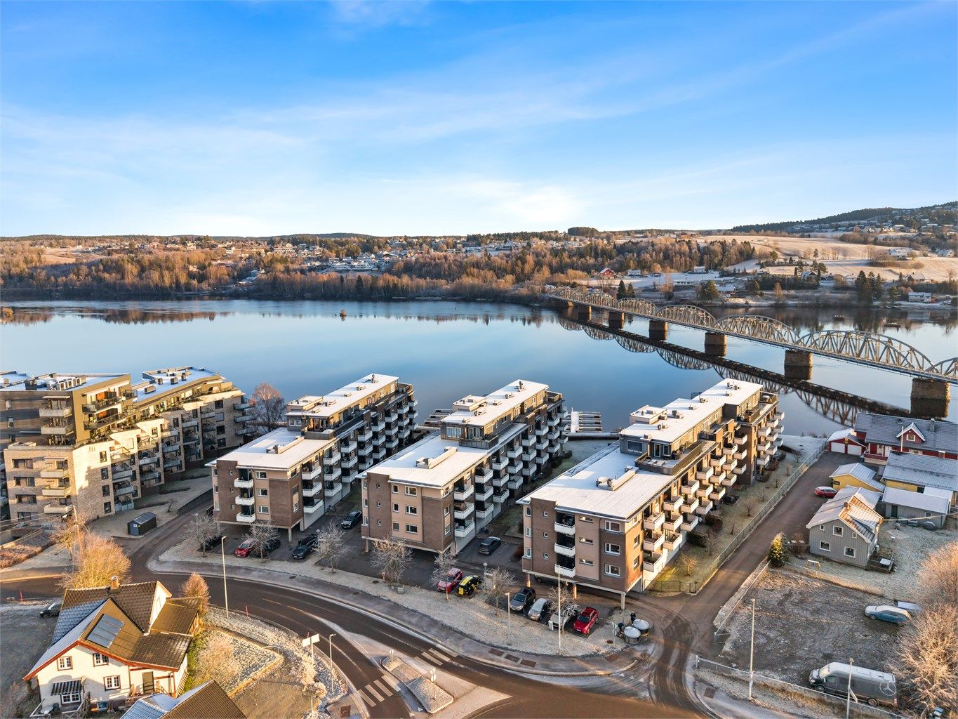 Beliggenheten kombinerer nærhet til natur med et sentralt og variert servicetilbud.