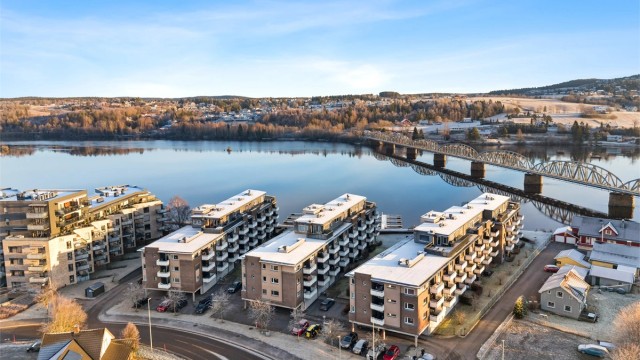 Beliggenheten kombinerer nærhet til natur med et sentralt og variert servicetilbud.