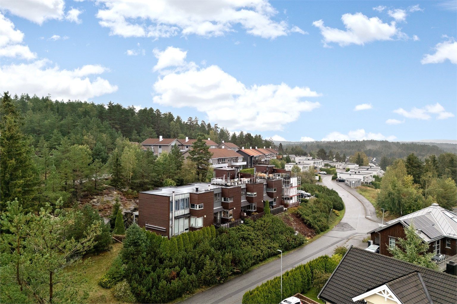 Boligen ligger øverst på Bøleråsen med skog og mark i umiddelbar nærhet